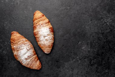 Siyah arka planda taze kruvasan