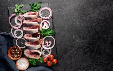 Masada baharat ve otlarla dilimlenmiş taze çiğ balık. 