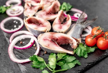 Masada baharat ve otlarla dilimlenmiş taze çiğ balık. 