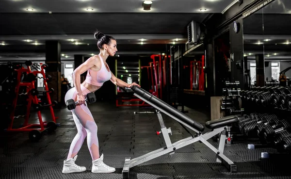 Junge Frau Sportbekleidung Bei Übungen Mit Kurzhanteln Fitnessstudio — Stockfoto