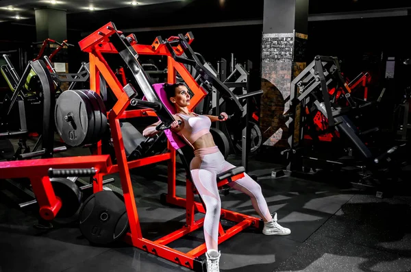 Spor Salonunda Egzersiz Yapan Genç Bir Kadın — Stok fotoğraf