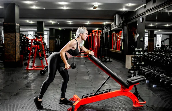 Jeune Femme Faisant Des Exercices Avec Des Haltères Dans Salle — Photo