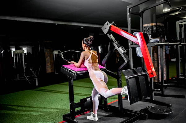 Spor Salonunda Egzersiz Yapan Genç Bir Kadın — Stok fotoğraf
