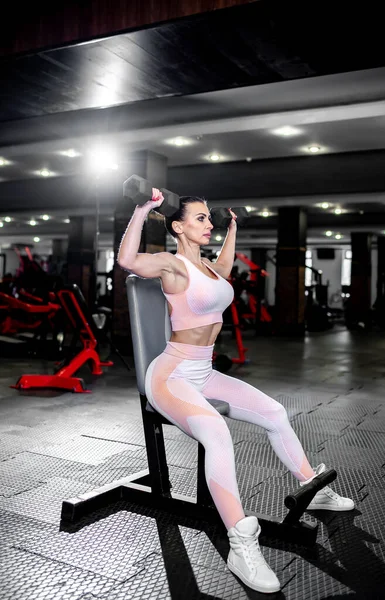 Νεαρή Γυναίκα Που Κάνει Ασκήσεις Γυμναστικής Στο Γυμναστήριο — Φωτογραφία Αρχείου
