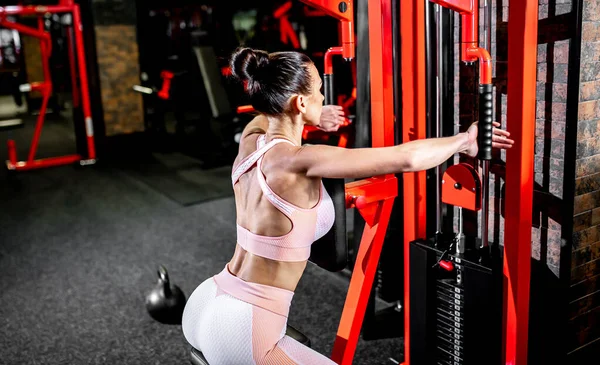 Ung Kvinna Gör Övningar Gymmet — Stockfoto