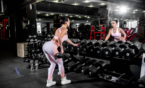 Νεαρή Γυναίκα Κάνει Άσκηση Αλτήρες Στο Γυμναστήριο — Φωτογραφία Αρχείου