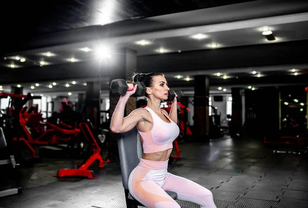 Mujer Fitness Ropa Deportiva Haciendo Ejercicios Con Pesas Gimnasio — Foto de Stock