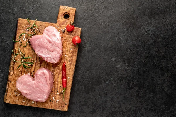 Ωμό Κρέας Κοτόπουλου Σχήμα Καρδιάς Αλάτι Πιπέρι Σκόρδο Και Φρέσκα — Φωτογραφία Αρχείου