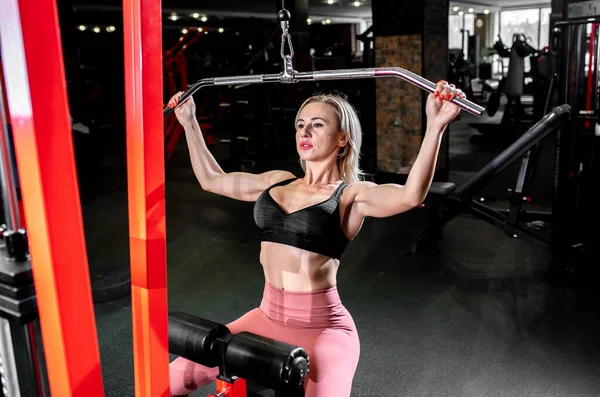 Mujer Joven Haciendo Ejercicios Con Pesas Gimnasio — Foto de Stock