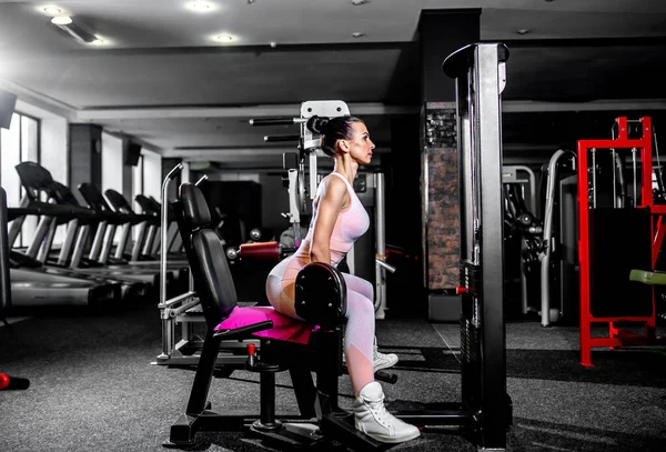 Giovane Donna Palestra Che Allena Con Manubri — Foto Stock