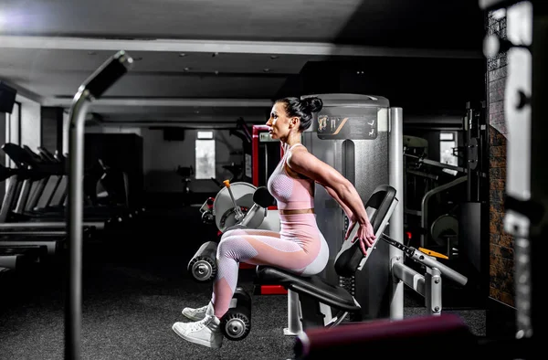 Giovane Donna Che Esercizio Fisico Pesante Tricipiti Palestra — Foto Stock