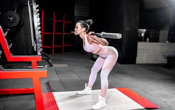 Junge Frau Macht Übungen Fitnessstudio — Stockfoto