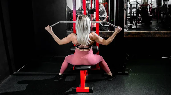 Junge Frau Macht Übungen Mit Kurzhanteln Fitnessstudio — Stockfoto