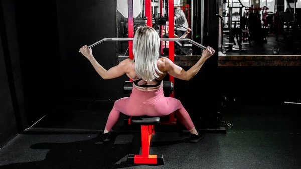 Jovem Fazendo Exercícios Com Halteres Ginásio — Fotografia de Stock