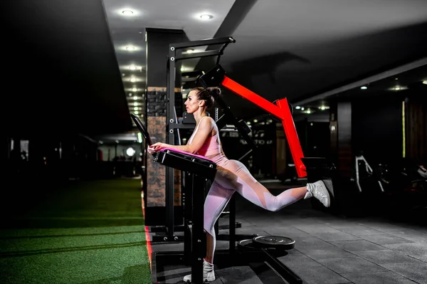 Jeune Femme Faisant Des Exercices Dans Salle Gym — Photo