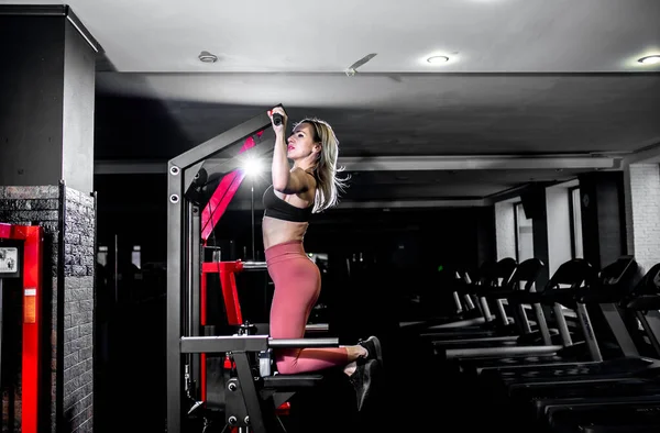 Junge Frau Macht Fitnessübungen Fitnessstudio — Stockfoto