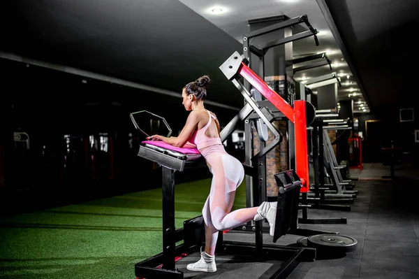 Jovem Fazendo Exercícios Ginásio — Fotografia de Stock