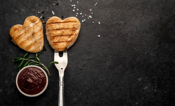 Filetes Pollo Parrilla Forma Corazones Con Especias Hierbas Sobre Fondo — Foto de Stock