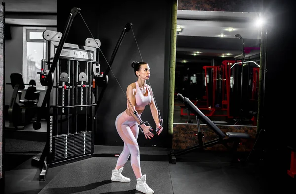 Spor Kıyafetli Genç Bir Kadın Spor Salonunda Dambıllarla Egzersiz Yapıyor — Stok fotoğraf