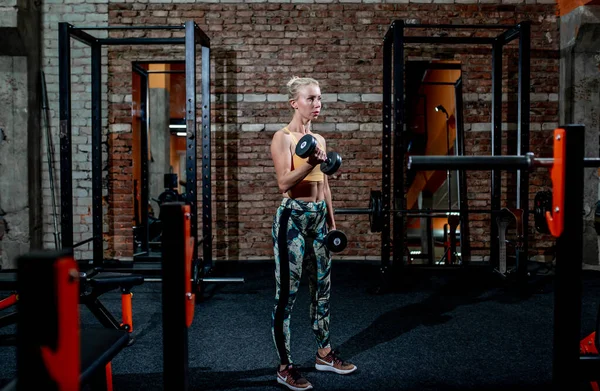 Γυναίκα Μυϊκό Σώμα Κάνει Βαριά Άσκηση Βάρους Στο Γυμναστήριο — Φωτογραφία Αρχείου