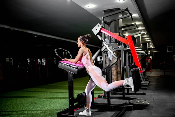 Νεαρή Γυναίκα Κάνει Ασκήσεις Στο Γυμναστήριο — Φωτογραφία Αρχείου