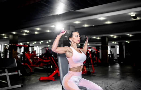 Νεαρή Γυναίκα Που Κάνει Ασκήσεις Γυμναστικής Στο Γυμναστήριο — Φωτογραφία Αρχείου