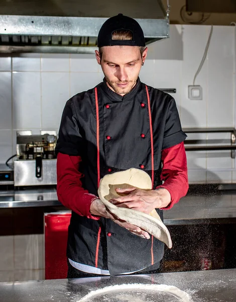 Blick Auf Koch Der Teig Für Pizza Der Küche Macht lizenzfreie Stockfotos