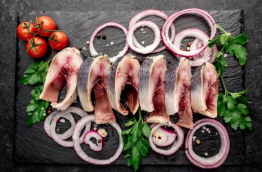 Masada baharat ve otlarla dilimlenmiş taze çiğ balık. 