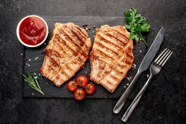 Biberiye ve domates soslu ızgara biftek. 