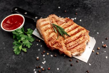 Soslu ızgara biftek ve arka planda baharatlar. 