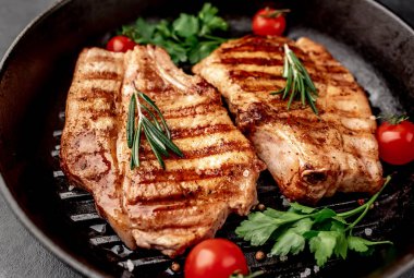 Biberiye ve domates soslu ızgara biftek. 