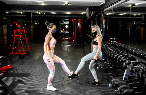 Jonge Vrouwen Met Maskers Poseren Fitness Oefeningen Sportschool — Stockfoto