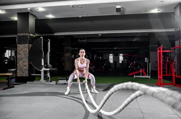 Giovane Donna Che Esercizi Palestra — Foto Stock