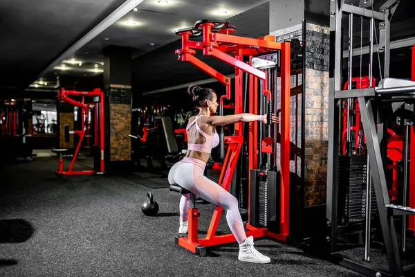 Junge Frau Macht Übungen Fitnessstudio — Stockfoto