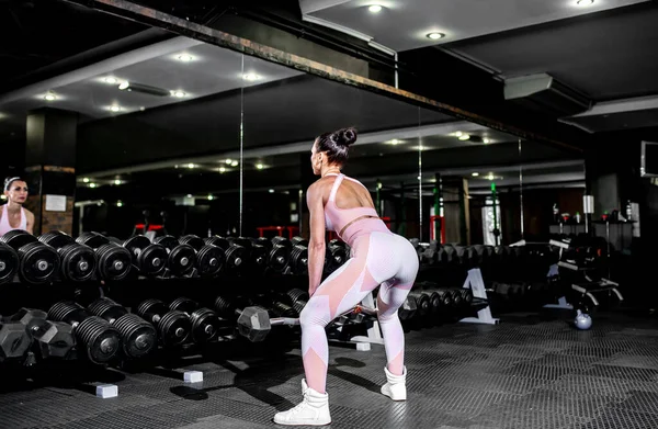 Νεαρή Γυναίκα Στα Αθλητικά Κάνοντας Ασκήσεις Στο Γυμναστήριο — Φωτογραφία Αρχείου
