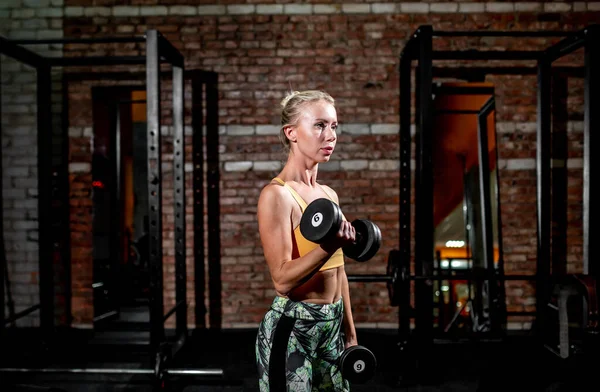 Woman Bodybuilder Κατάρτιση Αλτήρες Στο Γυμναστήριο Βάρη — Φωτογραφία Αρχείου