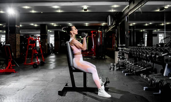 Νεαρή Γυναίκα Γυμναστήριο Γυμνάζεται Αλτήρες — Φωτογραφία Αρχείου