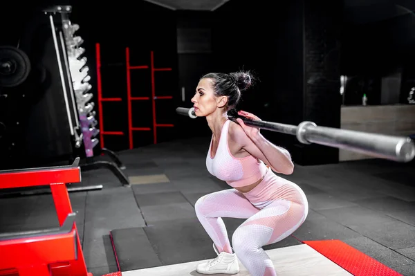 Mujer Joven Haciendo Ejercicios Con Pesas Gimnasio — Foto de Stock