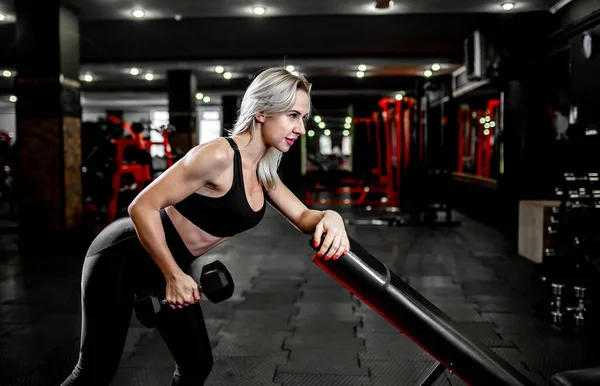 Jonge Vrouw Sportkleding Doet Oefeningen Met Halters Sportschool — Stockfoto