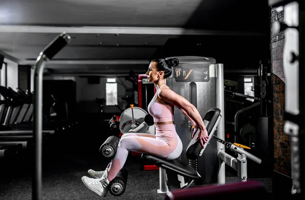 Jonge Vrouw Doet Oefeningen Sportschool — Stockfoto