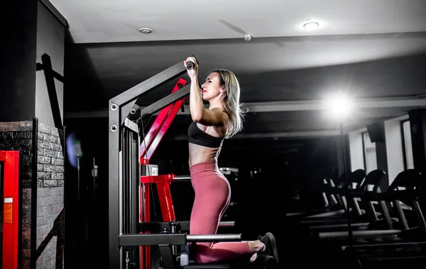 Jovem Fazendo Exercícios Com Halteres Ginásio — Fotografia de Stock