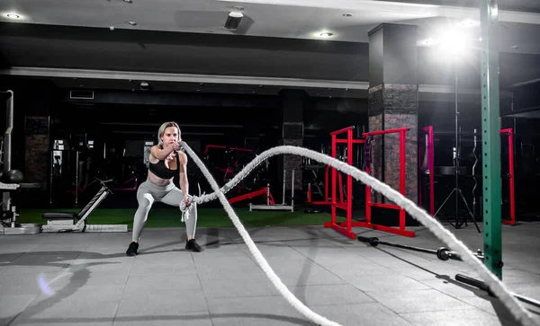 Mujer Joven Haciendo Ejercicios Gimnasio — Foto de Stock