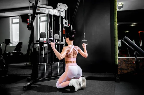 Junge Frau Schwarzer Sportbekleidung Bei Übungen Fitnessstudio — Stockfoto