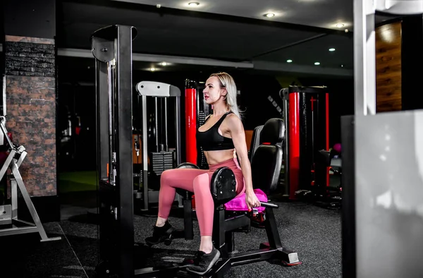 Giovane Donna Che Esercizi Con Manubri Palestra — Foto Stock