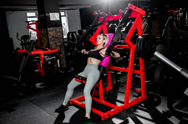 Junge Frau Macht Übungen Fitnessstudio — Stockfoto