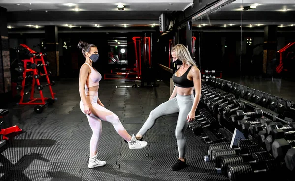 Mujeres Jóvenes Con Máscaras Posando Después Ejercicios Fitness Gimnasio — Foto de Stock