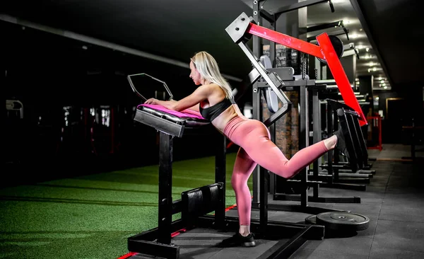 Jeune Femme Faisant Des Exercices Avec Des Haltères Dans Salle — Photo