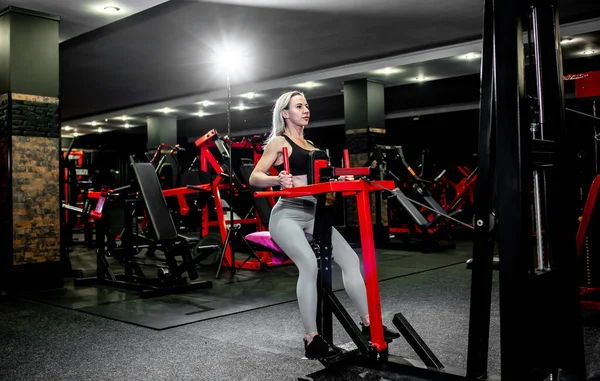 Junge Frau Fitnessstudio Beim Training Mit Der Langhantel Fitnesscenter — Stockfoto