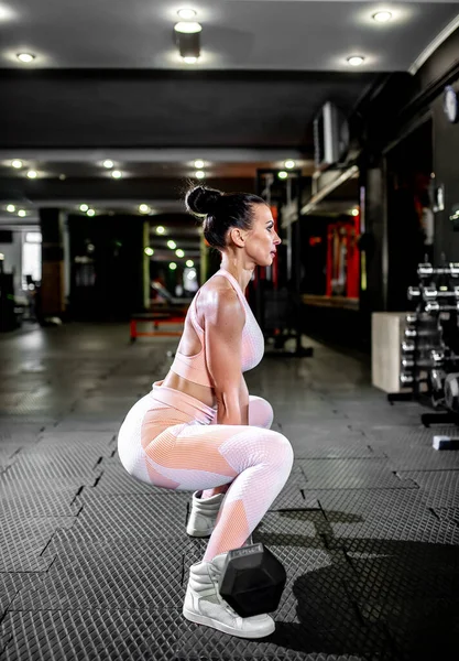 Ung Kvinna Gör Fitness Övningar Gymmet — Stockfoto