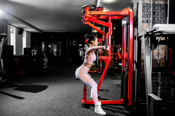 Jeune Femme Faisant Des Exercices Dans Salle Gym — Photo